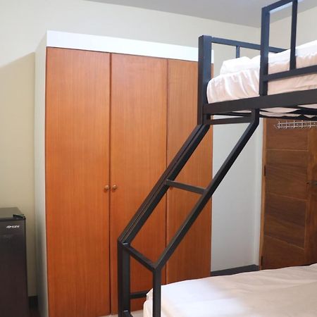 Anicia Guesthouse Rooms Paranaque City Exteriör bild